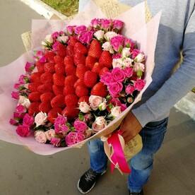 Клубника с розами