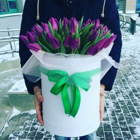 Коробка с тюльпанами