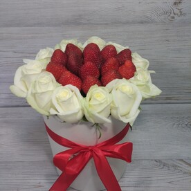 Клубника с розами