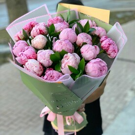 Букет из пионов.
