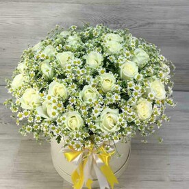 Ромашка кустовые, Белые розы, Флористическая губка, Шляпная коробка