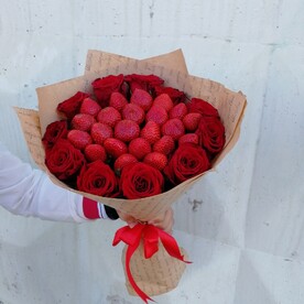 Клубника с розами.