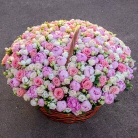 Пион, Роза мисс пигги, Лизиантус Эустома, Роза кустовая, Оазис, Корзина