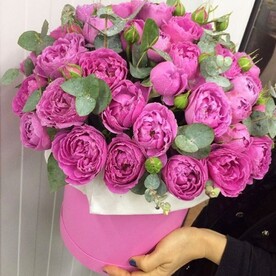 Роза мисти бабблс, Эвкалипт, Флористическая губка, Шляпная коробка