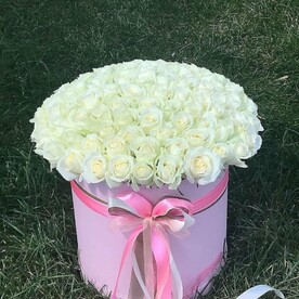 Белые розы в коробке