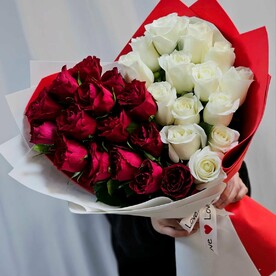 29 роз красно белых