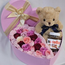 Коробочка с цветами и игрушкой