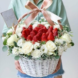 Корзина с клубникой и цветами