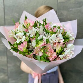Букет из нежных альстромерий