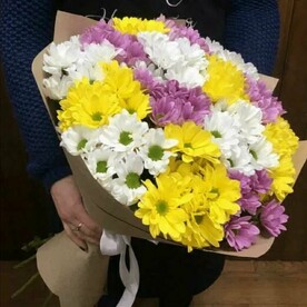 Букет из разноцветных хризантем