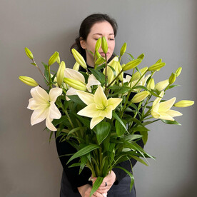 7 лилий / Шикарный объёмный букет цветов