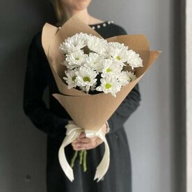 3 ветки белых хризантем в крафте