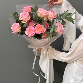 Букет из розовых роз «Джумилия», 11 штук с эвкалиптом