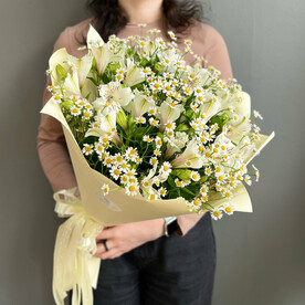 Ромашки и альстромерия