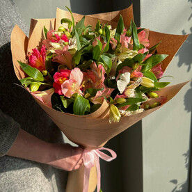 Букет из альстромерии / 9 веток / Букет в крафтовой упаковке