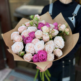 Букет из кустовых роз в крафте / 9 веток пионовидных роз