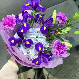 Сборный букет из гортензии, ирисов, гвоздики и лилии