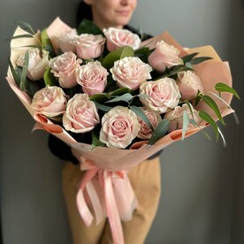 15 персиковых кремовых нежных роз с эвкалиптом
