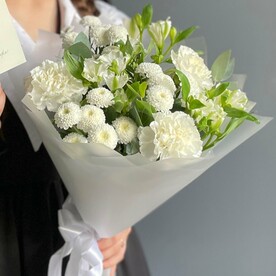 Белые живые цветы / Rozinki / Хризантема Альстромерия Гвоздика Эвкалипт / недорогой букет цветов