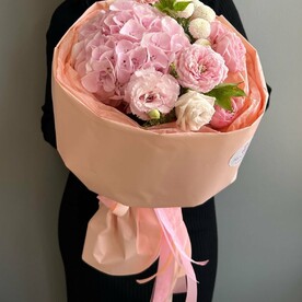 Персиковый букет свежих цветов