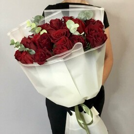 25 роз бордо Эквадор 70см. С эвкалиптом