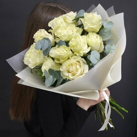 11 белых роз Мондиаль с эвкалиптом