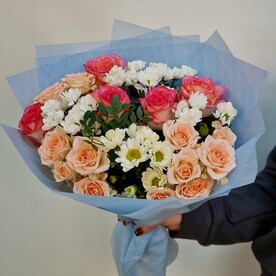 Букет с розами и сантини "Конфетка"