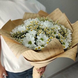Букет хризантем с ромашками