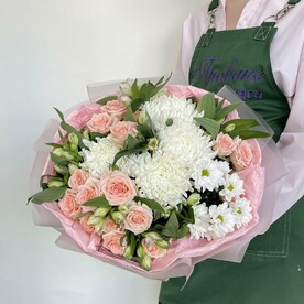 Букет с одноголовой хризантемой, альстромерией