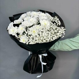 Белые хризантемы с гипсофилой в стильной черной упаковке
