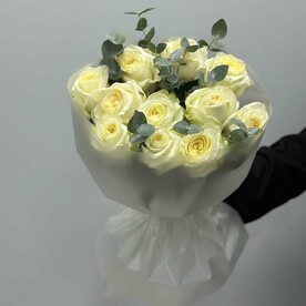 11 пионовидных, ароматных роз с эвкалиптом