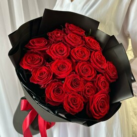 19 красных роз в черной упаковке