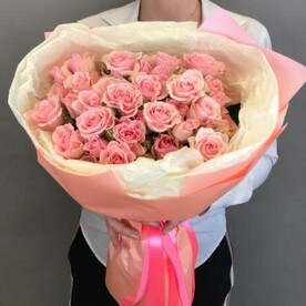 Кустовая роза в нежных тонах