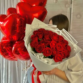 Подарочный набор: букет красных роз 25 штук + шары сердце с гелием 7 штук