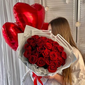Подарочный набор: букет из 25 красных роз + шары с гелием сердце 3 шт