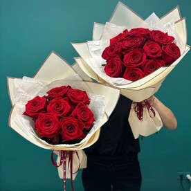 Два букета «Маме и дочке» из красных роз (50см) Эквадор