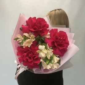 Букет из роз и альстрамерий