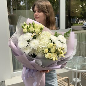 Букет с гортензией, кустовой розой, хризантемой