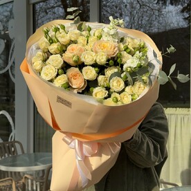 Букет из кустовой розы и одноголовой