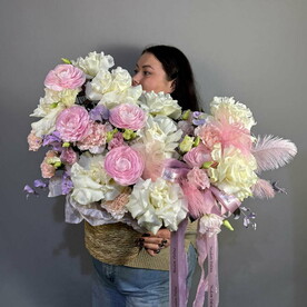 Роскошная корзина с ранункулюсами
