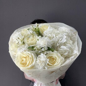 Нежный белый букет с гортензией