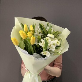 Букет с тюльпанами, альстромерией и сантини