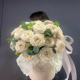 Кустовые розы и эвкалипт в шляпной коробке