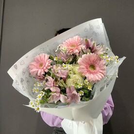 Полевой букет с герберой и ромашкой