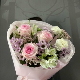 Букет из роз, Сантини и альстромерий