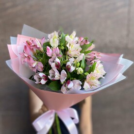 Букет «Мисс очарование» (альстромерии микс, зелень)