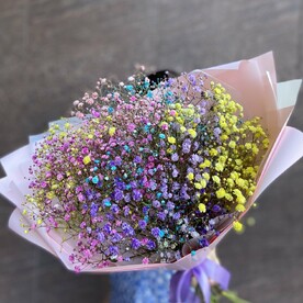Букет с радужной гипсофилой