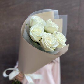 Букет из 5 белых роз с упаковкой