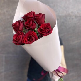 Букет из 7 красных роз Эквадор с упаковкой