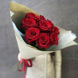 Букет из 9 красных роз Эквадор с упаковкой